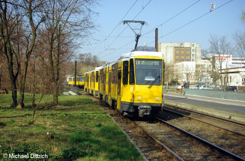 Bild: 6069 als Linie 18 vor der Haltestelle Allee der Kosmonauten/Rhinstraße.