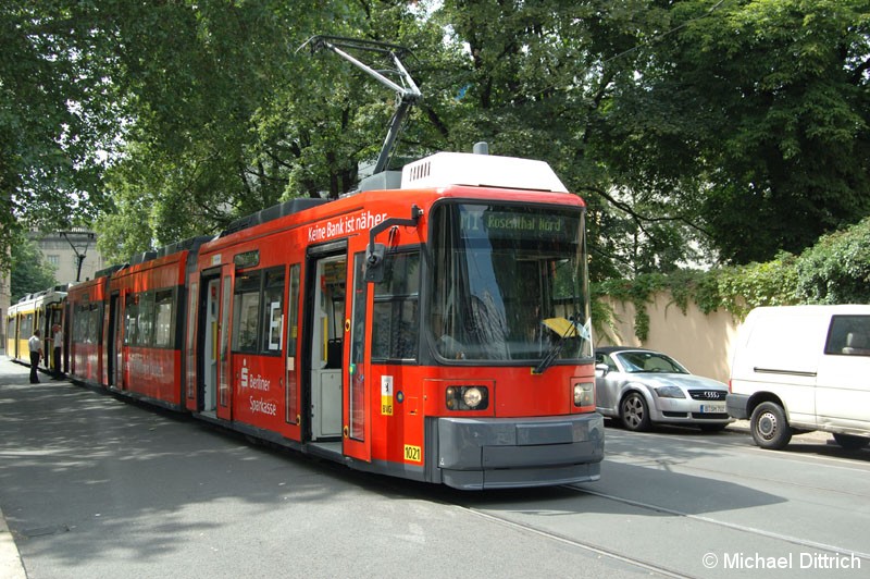 Bild: 1021 als Linie M1 an der Haltestelle Am Kupfergraben.