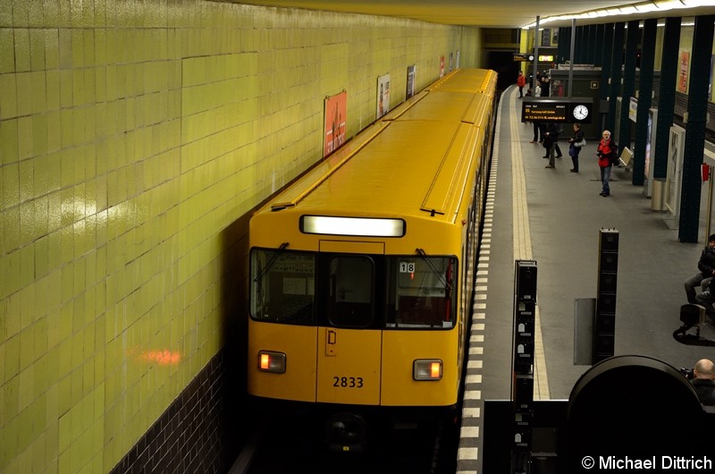 Bild: 2833 als Linie U6 im Bahnhof Tempelhof. Er kam gerade aus der Kehranlage.