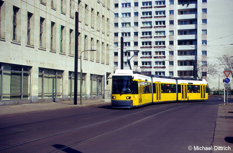 Bild: 2011 als Linie M5 in der Bernhard-Weiß-Str. (vormals ohne Namen).