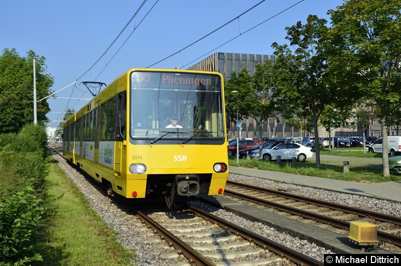 Bild: 3074 als Linie U3 nach Plienigen an einem Bahnübergang kurz nach der Haltestelle SSB-Zentrum.