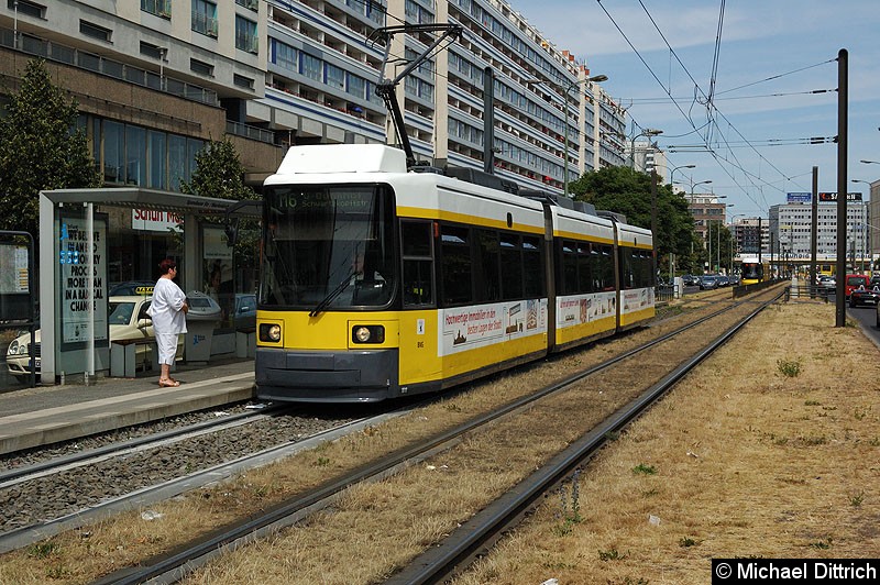 Bild: 1011 als Linie M6 an der Haltestelle Spandauer Straße/Marienkirche.