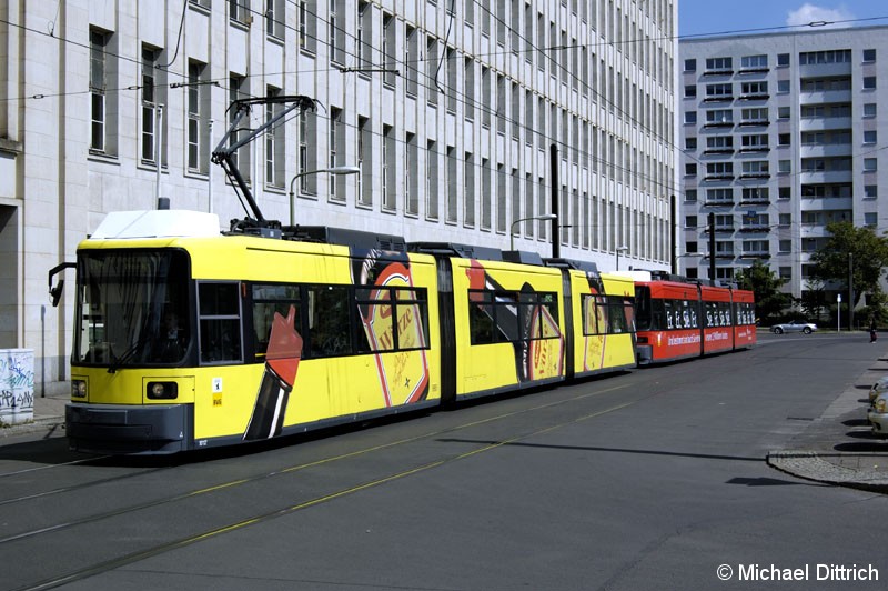 Bild: 1012 und 1021 als Linie M4 in der Wadzeckstraße.