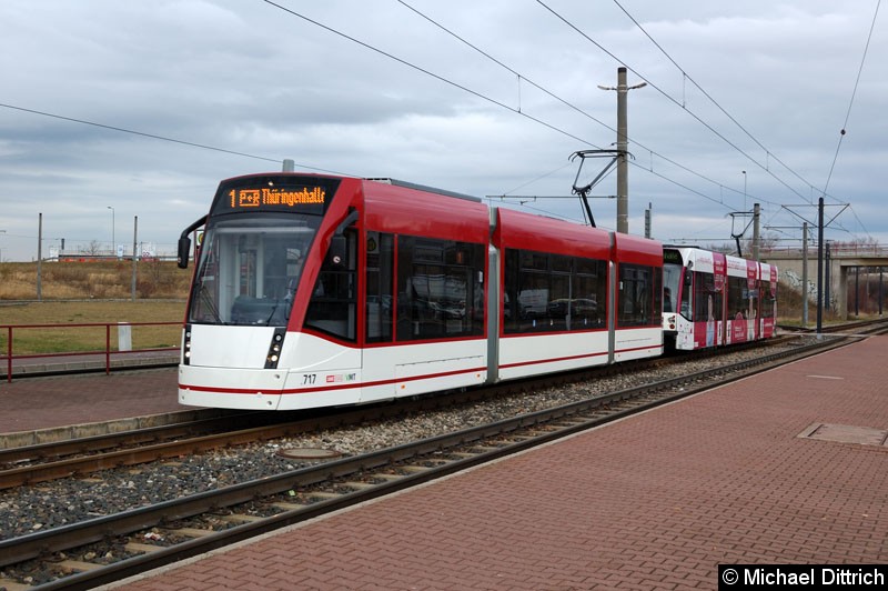 Bild: Combino 717 und 705 als Linie 1 an der Haltestelle Urbicher Kreuz. Er wurde an der Thüringenhalle Linie 7.