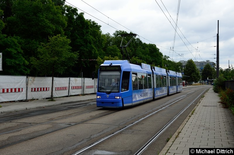 Bild: 2219 als Linie 20 kurz vor der Haltestelle U Westfriedhof.