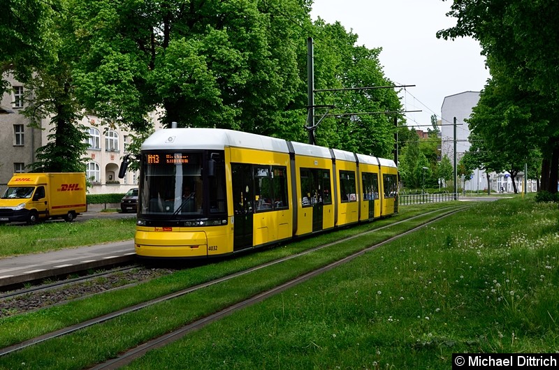 Bild: 4032 als Linie M13 an der Haltestelle Stahlheimer Str./Wisbyer Str.