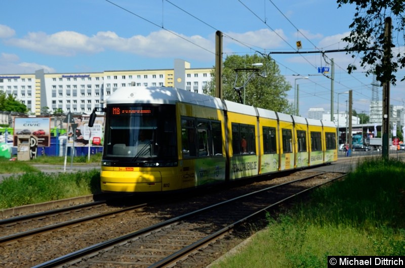 Bild: 8012 als Linie M8 hinter der Haltestelle Allee der Kosmonauten/Rhinstraße.