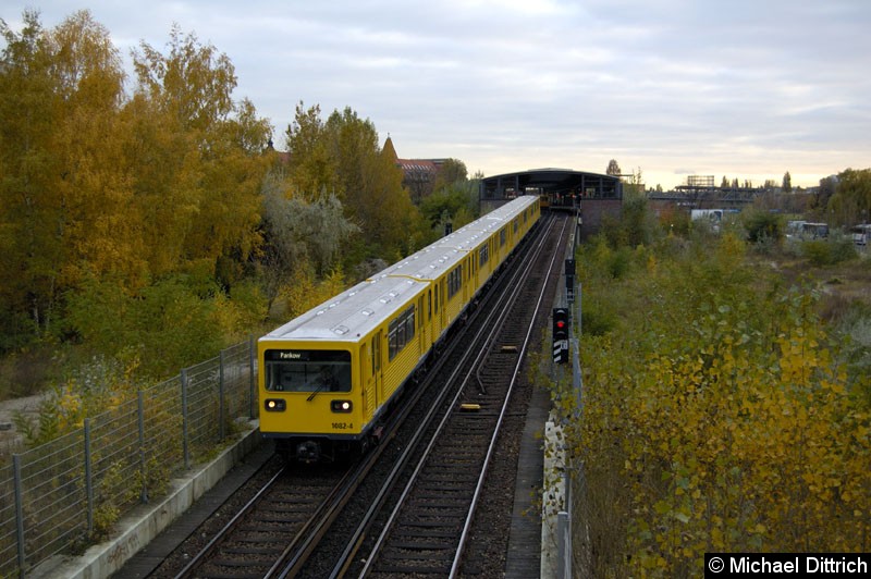 Bild: Geführt von 1082-4 fährt dieser Zug kurz vor dem Bahnhof Potsdamer Platz in den Tunnel rein. 
Heute ist diese Aufnahme nicht mehr möglich.