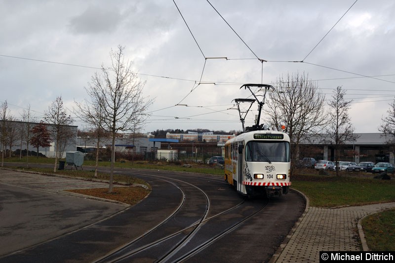 Bild: Arbeitswagen 104 beim Schmieren der Fahrleitung in der Wendeschleife Untermhaus. 
Hier fährt er gerade rückwärts, um auch das andere Gleis schmieren zu können.