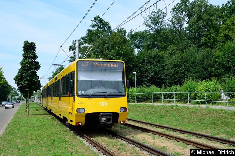 Bild: 4200 als Linie U7 zwischen den Haltestellen Freiberg und Mönchfeld.