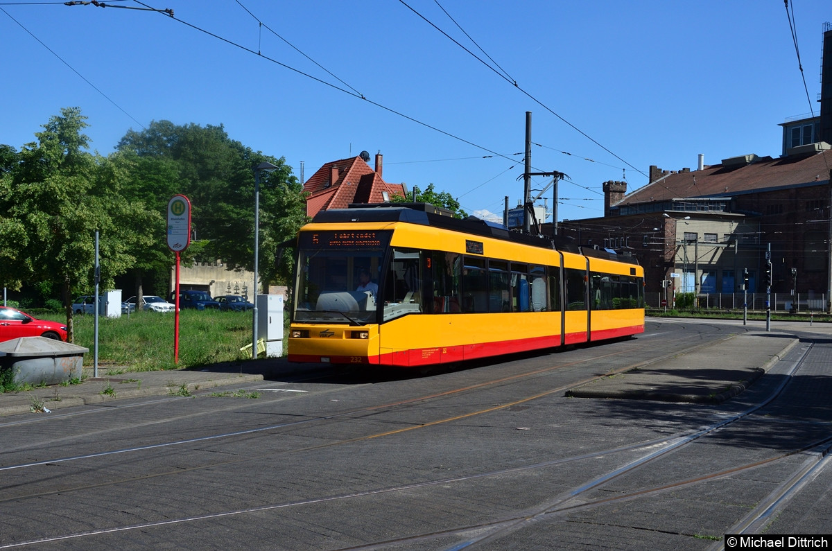 Bild: 232 als Linie 5 an der Endstelle Rheinhafen.