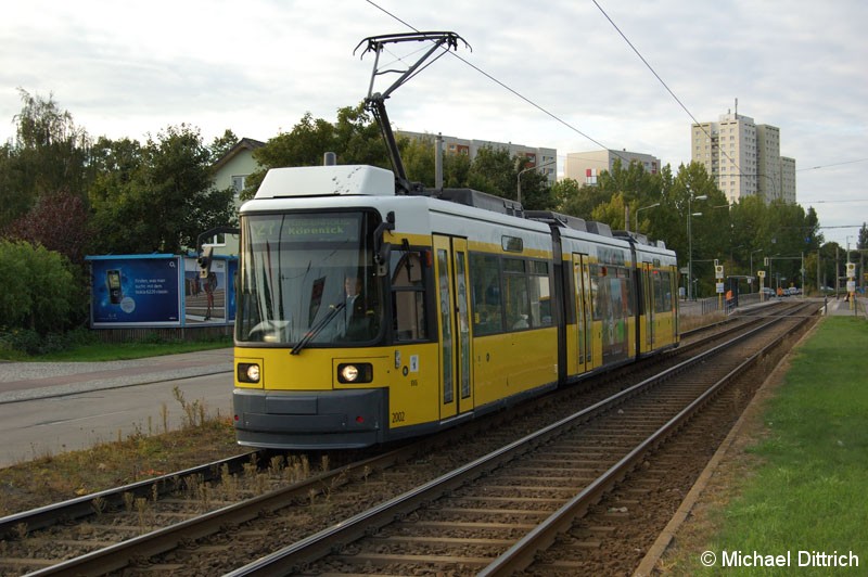 Bild: 2002 als Linie 27 vor der Haltestelle Landsberger Allee/Rhinstraße.