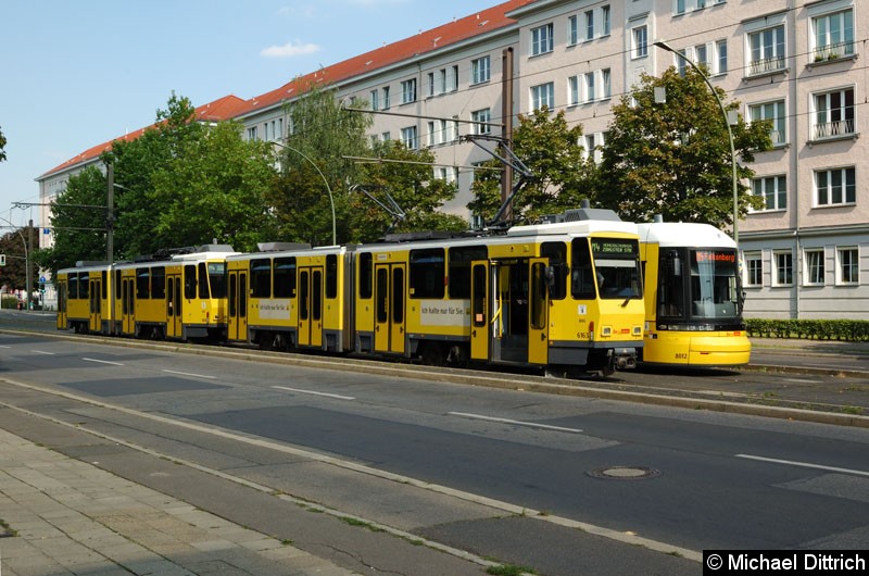 Bild: 6163 + 6103 als Linie M4 in der Wendestelle Kniprodestr.