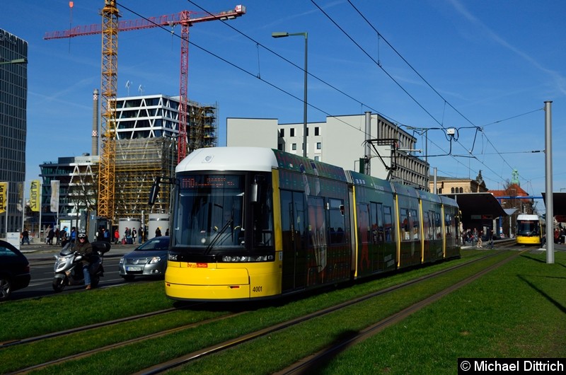 Bild: 4001 als Linie M10 hinter der Haltestelle Hauptbahnhof.