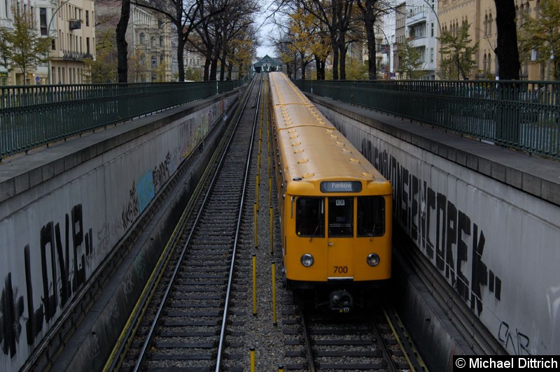 Bild: Am Ende des Zug Wagen 700 zwischen den Bahnhöfen Eberswalder Str. und Seenefelder Platz.