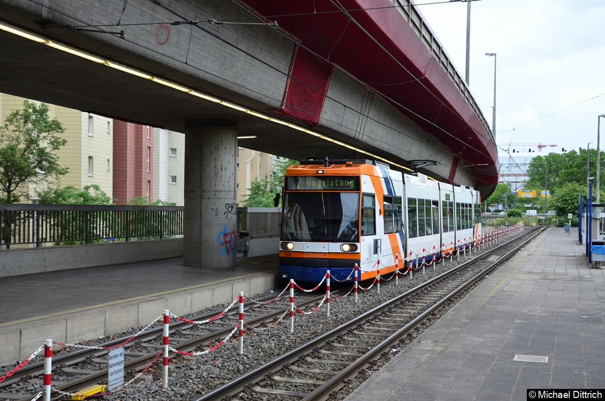 Bild: 5608 als Linie 7 in der Haltestelle Gartenstraße.