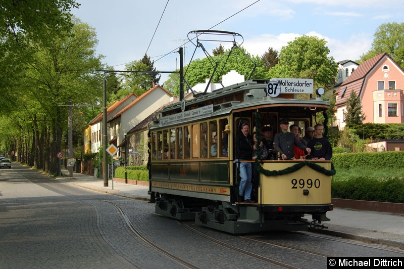 Bild: Anlässlich des Jubiläums 95 Jahre Straßenbahn in Woltersdorf verkehrte der historische Triebwagen 2990 aus Berlin, welcher nach Woltersdorf ausgeliehen wurde
Hier an der Endstelle Schleuse.