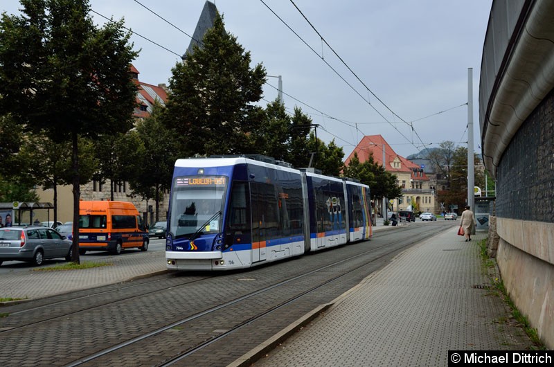 Bild: 704 als Linie 3 kurz hinter der Haltestelle Paradiesbahnhof West.