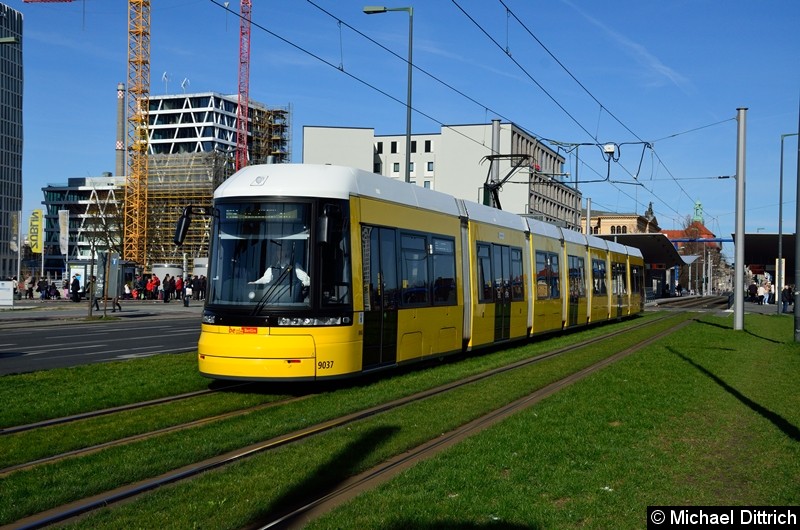 Bild: 9037 als Linie M8 hinter der Haltestelle Hauptbahnhof.