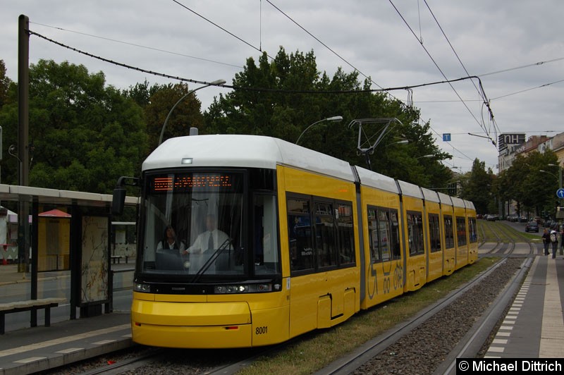 Bild: 8001 als Sonderfahrt an der Haltestelle Platz der Vereinten Nationen.