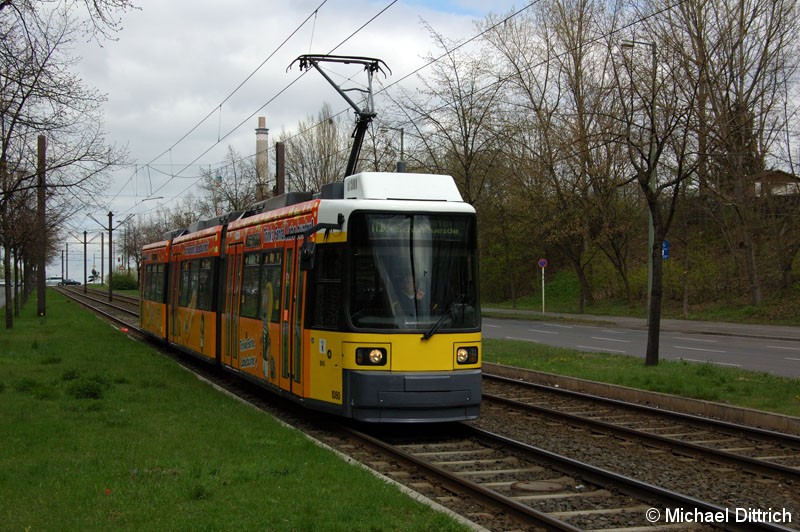 Bild: 1080 als Linie M17 vor der Haltestelle Alt-Friedrichsfelde/Rhinstraße.