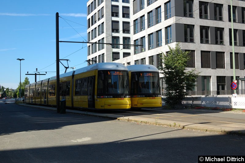 Bild: 8022 und 8008 als Linie M4 in der Wendestelle Nordbahnhof. Die M4 wurde wegen einer Demo hierher umgeleitet.