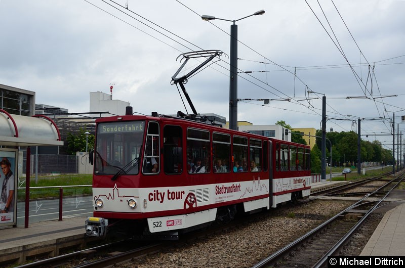 Bild: Ebenfalls für die Stadtrundfahrten vorgesehen ist der KT4D 522. Dieser wurde an der letzten Tür mit einem Hubmaticlift ausgestattet.
Hier bei der Ankunft an der Haltestelle Klinikum.