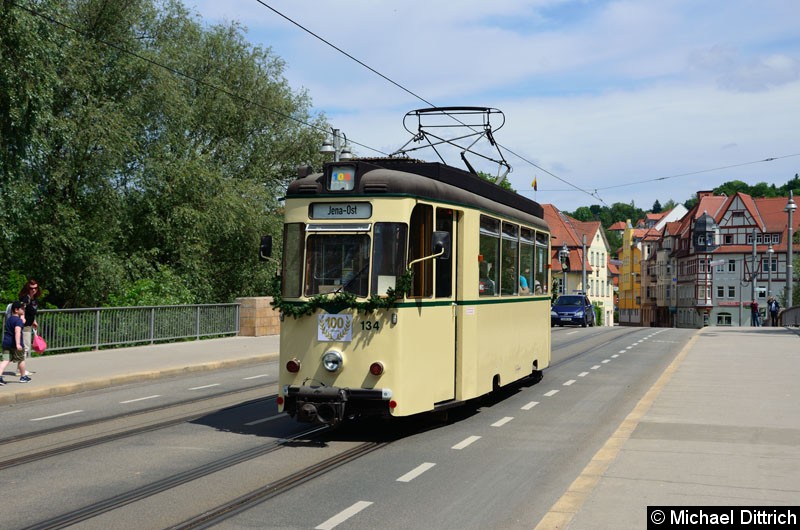Bild: Anlässlich 100 Jahre Strecke nach Jena Ost fuhren in Jena die historischen Wagen.
Hier der Wagen 134 zwischen Haltestellen Steinweg und Geschwister-Scholl-Str.
