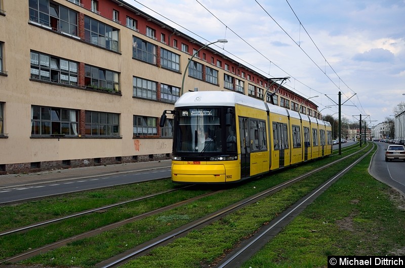 Bild: 9002 als Linie M4 in der Buschallee kurz der gleichnamigen Haltestelle.