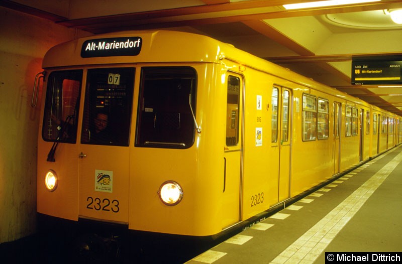 Bild: Wagen 2323 auf der Linie U6 im Bahnhof Zinnowitzer Str.