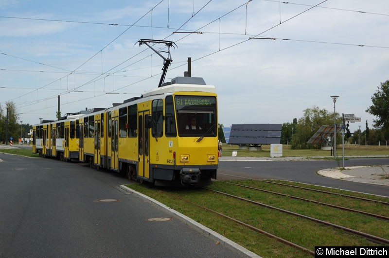Bild: 6012 + 6112 hat als Linie 61 die Haltestelle Karl-Ziegler-Straße verlassen.