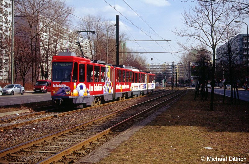 Bild: 6086 als Linie M5 vor der Haltestelle Mollstraße/Otto-Braun-Straße.