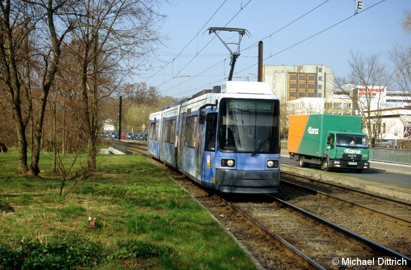 Bild: 1089 als Linie M8 vor der Haltestelle Allee der Kosmonauten/Rhinstraße.