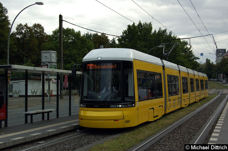 Bild: 8001 als Betriebsfahrt an der Haltestelle Platz der Vereinten Nationen.