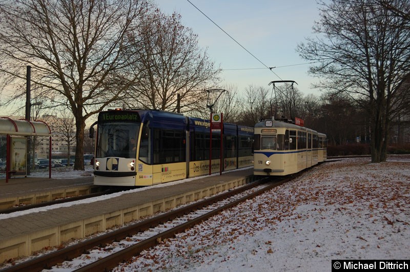 Bild: Zu einer Parallelfahrt zwischen dem G4 178 und dem Combino 644 kam es an der Haltestelle Thüringenhalle.