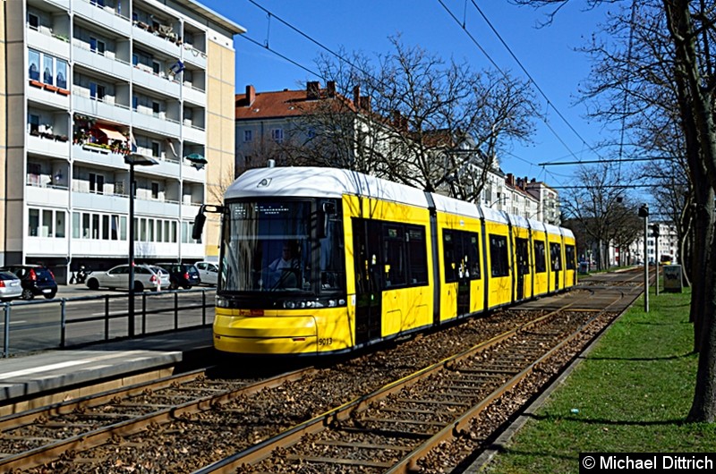 Bild: 9013 als Linie M4 an der Haltestelle Arnswalder Platz.