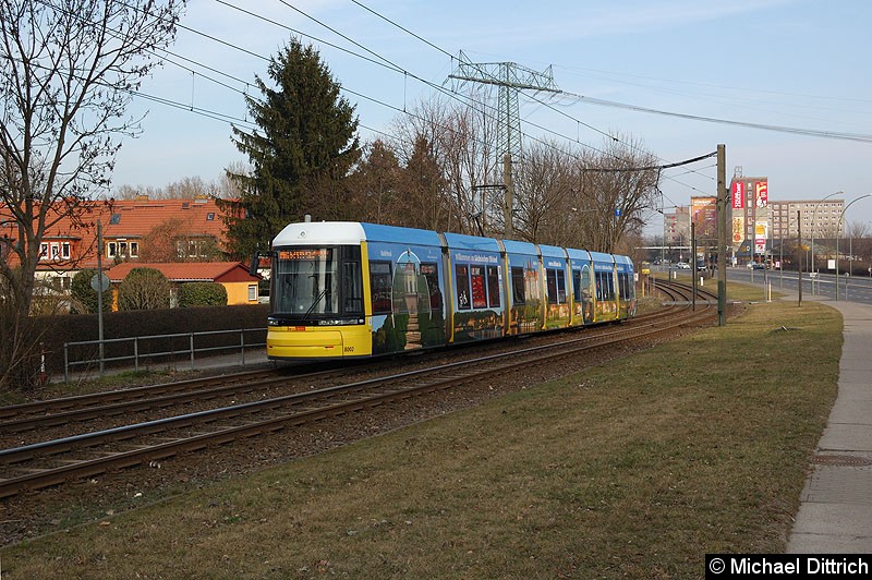Bild: 8002 als Linie M6 kurz vor der Haltestelle Landsberger Allee/Rhinstr.