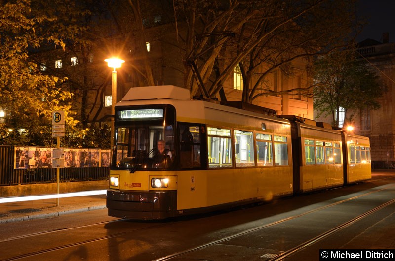 Bild: 1102 als Linie M1 an der Haltestelle Am Kupfergraben.