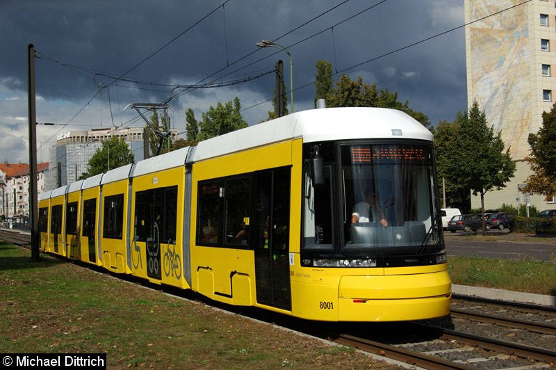 Bild: 8001 als Sonderfahrt vor der Haltestelle Mollstraße/Otto-Braun-Straße.