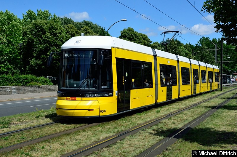 Bild: 9007 als Linie M8 auf dem Platz der Vereinten Nationen.