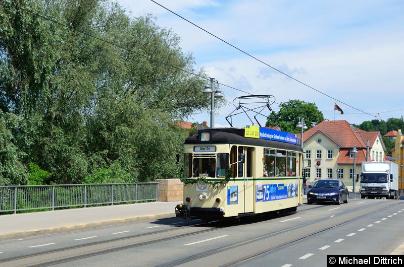 Bild: Anlässlich 100 Jahre Strecke nach Jena Ost fuhren in Jena die historischen Wagen.
Hier der Wagen 101 zwischen Haltestellen Steinweg und Geschwister-Scholl-Str.