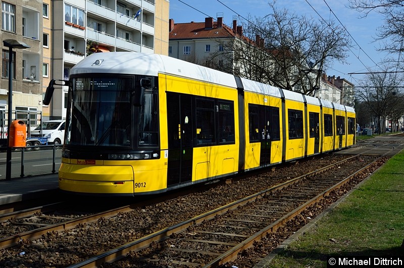 Bild: 9012 als Linie M4 an der Haltestelle Arnswalder Platz.