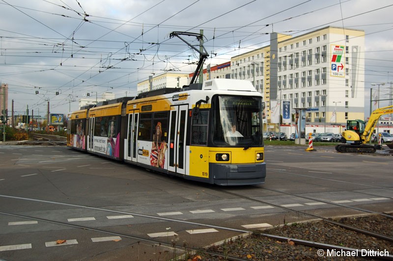 Bild: 1019 als Linie 27 auf der Kreuzung Allee der Kosmonauten/Rhinstraße.