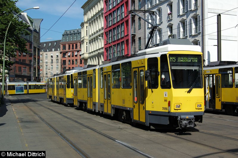 Bild: 7098 als Linie M5 in der Großen Präsidentenstraße.
