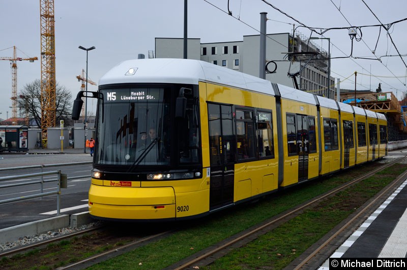 Bild: 9020 als Linie M5 an der Haltestelle Hauptbahnhof.