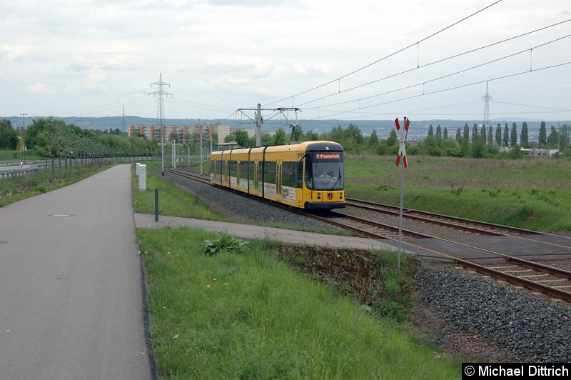 Bild: 2827 als Linie 7 zwischen den Haltestellen Betriebshof Gorbitz und Altnossener Str.