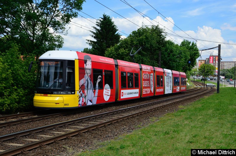 Bild: 8003 als Linie M6 kurz vor der Haltestelle Landsberger Allee/Rhinstr.