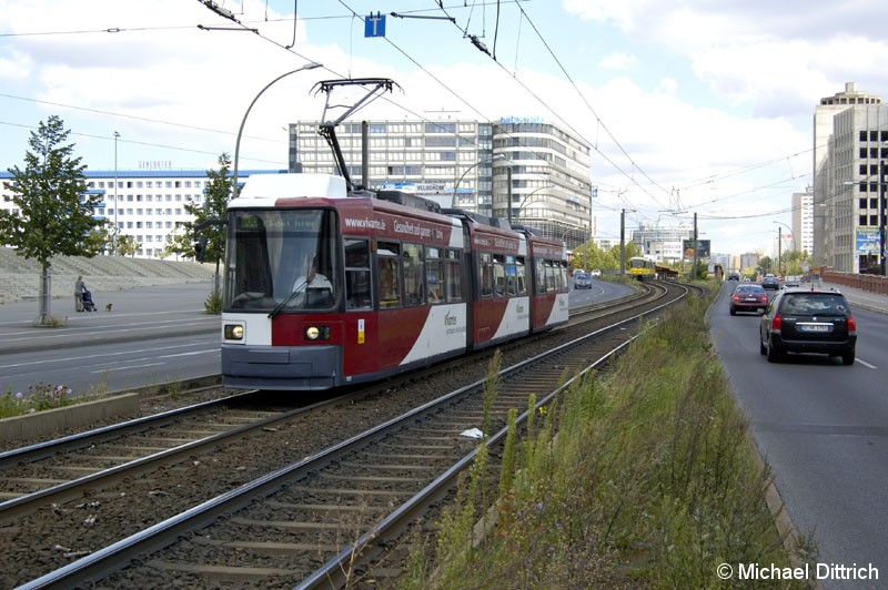 Bild: 1020 als Linie M5 auf der Landsberger Allee. 
Am Zug steht 