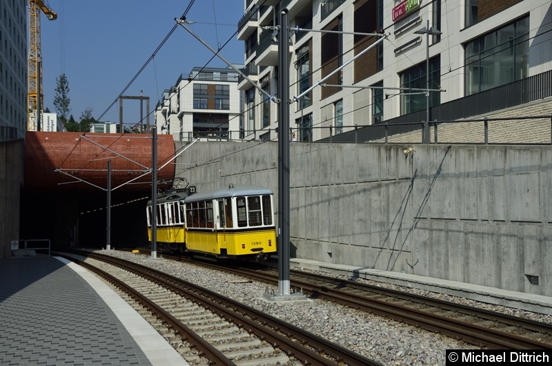 Bild: Blick auf den Zug kurz vor dem Verschwinden im Tunnel zum Hauptbahnhof.