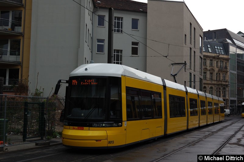 Bild: 8013 als Linie M4 in der Großen Präsidentenstr.